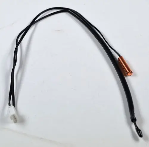Temperatursensor mit einem kupferfarbenen Element und zwei schwarzen Drähten, einem weißen Stecker und einer Öse zur Befestigung, hergestellt von Remko.