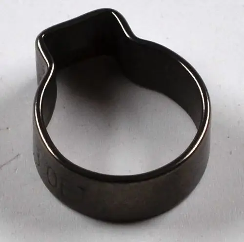 Schlauchklemme von Remko, aus Metall, offen mit einer charakteristischen Form, gut für die Befestigung von Schläuchen in verschiedenen Anwendungen.