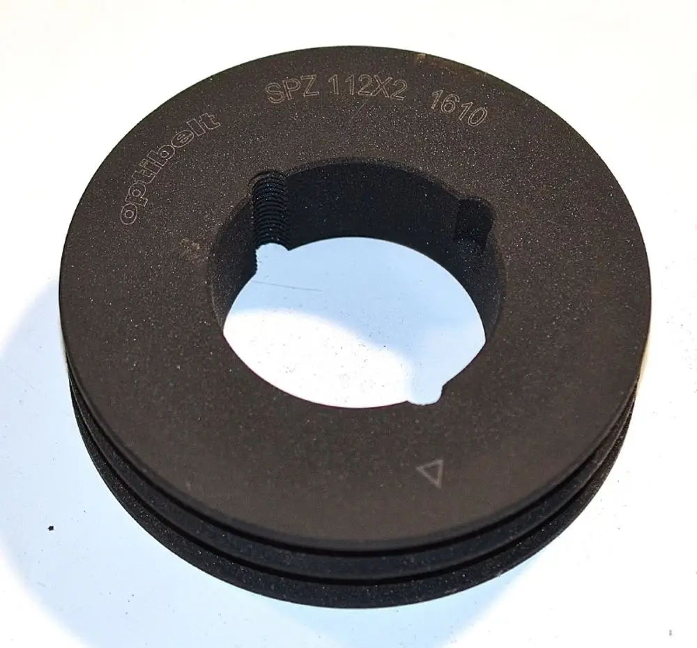 Schwarze Keilriemenscheibe mit zentralem Loch und Reliefstruktur. Produkt von Remko, geeignet für mechanische Anwendungen.