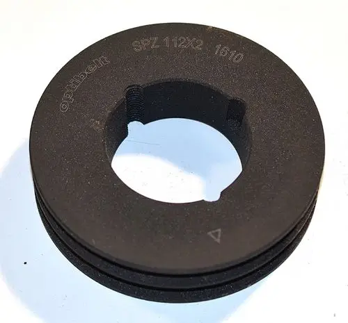Schwarze Keilriemenscheibe mit zentralem Loch und Reliefstruktur. Produkt von Remko, geeignet für mechanische Anwendungen.