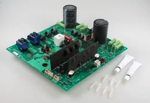 Platine mit verschiedenen elektronischen Komponenten, darunter Kondensatoren und Anschlüsse, zur Verwendung in einem Remko-Gerät. Sichtbar sind Kleberöhren und Einsätze.
