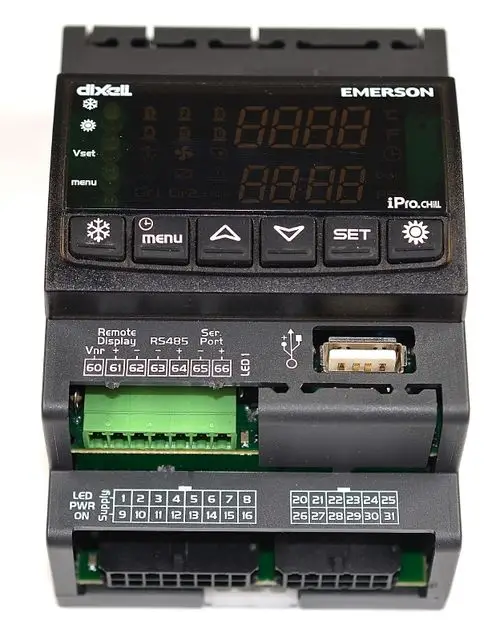 Dixell-Regler von Remko mit Display und Tasten zur Einstellung, ausgestattet mit Anschlüssen für Remote-Display und Kommunikationsports.