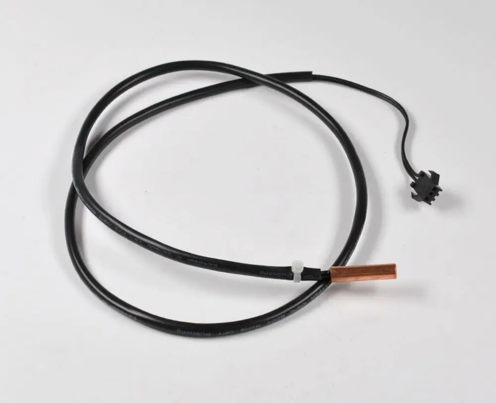 Schwarzes Sensor-Kabel mit einem Kupferende und einem Stecker. Geeignet für Anwendungen von Remko, insbesondere für den Verdampfer.