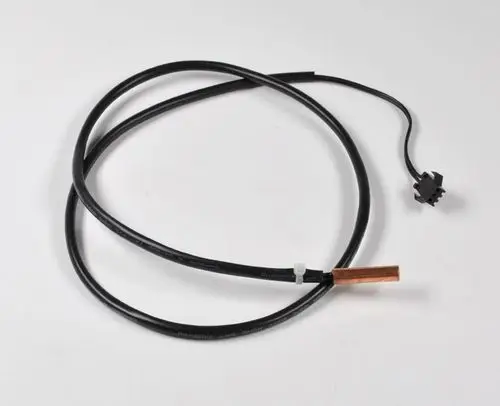Schwarzes Sensor-Kabel mit einem Kupferende und einem Stecker. Geeignet für Anwendungen von Remko, insbesondere für den Verdampfer.