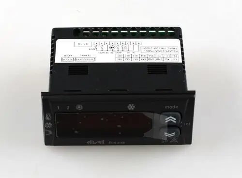 Temperaturregler von Remko mit digitaler Anzeige und Bedienelementen. Anschlüsse und technische Informationen sind auf der Rückseite sichtbar.