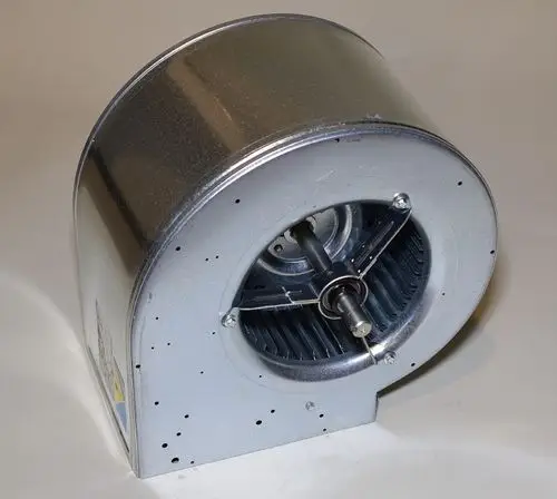 Radialventilator aus Metall mit einem offenen Gehäuse. Sichtbare Lüfterblätter und Antriebswelle. Produkt von Remko, geeignet für Luftzirkulation.