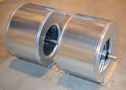 Radialventilator aus Metall mit zwei Gehäusen und sichtbaren Rotoren, montiert auf einer Metallbasis, hergestellt von Remko.