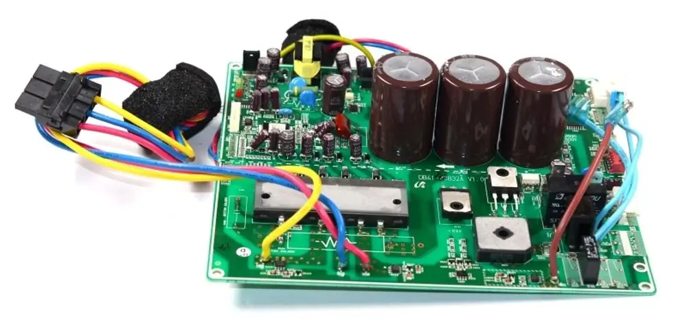 Hauptplatine eines Remko-Geräts mit mehreren elektrischen Bauteilen, darunter Kondensatoren, Widerstände und Anschlusskabel.