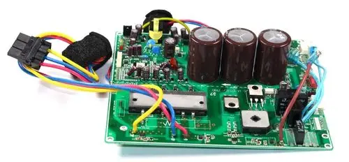 Hauptplatine eines Remko-Geräts mit mehreren elektrischen Bauteilen, darunter Kondensatoren, Widerstände und Anschlusskabel.