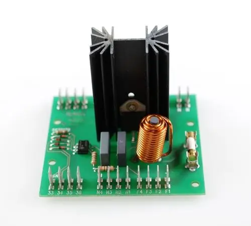 Grüne Leiterplatte mit Kühlkörper, Spule und verschiedenen elektronischen Bauteilen. Einsteckmöglichkeiten für Verbindungskabel sind sichtbar. Hersteller: Remko.