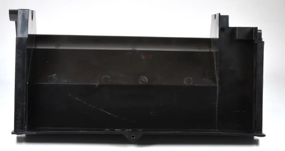 Schwarzes Ventilatorgehäuse von Remko, mit stabilen Seitenwänden und mehreren Montagelöchern, auf einem weißen Hintergrund abgebildet.