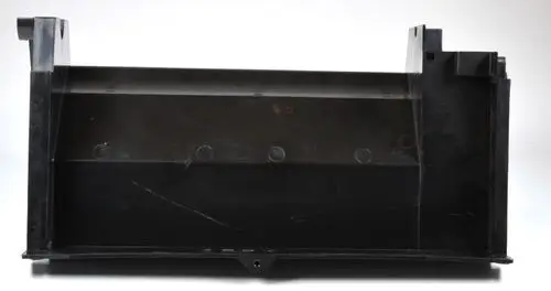 Schwarzes Ventilatorgehäuse von Remko, mit stabilen Seitenwänden und mehreren Montagelöchern, auf einem weißen Hintergrund abgebildet.