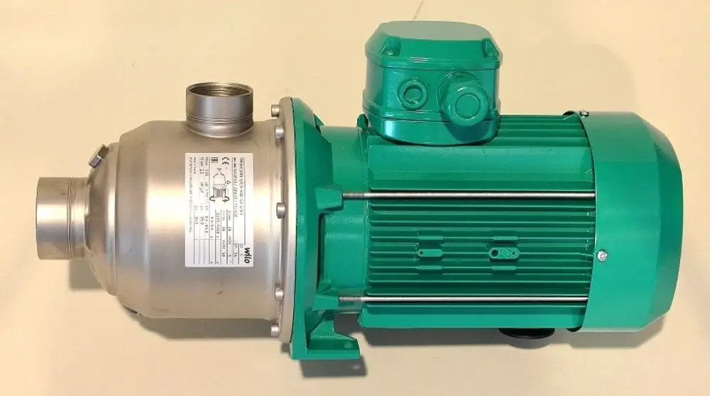 Umwälzpumpe mit metallischem Gehäuse und grünem Motor von Remko, ausgestattet mit Anschluss für Rohrleitungen. Deutlich sichtbare technische Daten auf dem Gehäuse.