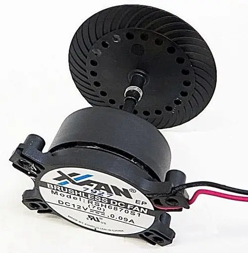 Schwarzer bürstenloser DC-Lüfter mit einem runden Rotor. Kabelanschlüsse sichtbar. Das Produkt könnte in Anwendungen von Remko eingesetzt werden.