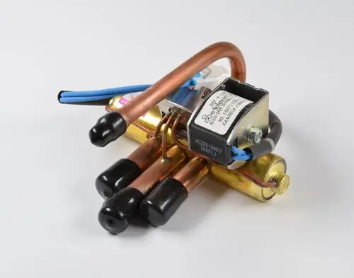 Vier-Wege-Umschaltventil von Remko mit Kupferrohren und elektronischen Anschlüssen, geeignet für Klimaanlagen oder Wärmepumpen, auf hellem Hintergrund.