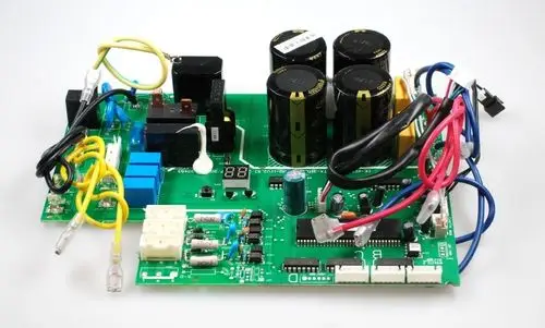Steuerplatine von Remko mit mehreren elektrischen Komponenten, inklusive Kondensatoren, Relais und Anschlüssen, dargestellt auf grüner Leiterplatte mit Digitalanzeige.