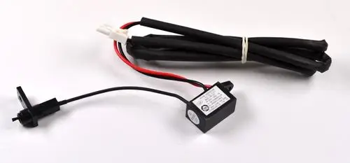 Ionengeneratormodul von Remko mit Anschlusskabeln. Das Modul ist kompakt und hat einen Stecker sowie einen Sensoranschluss.