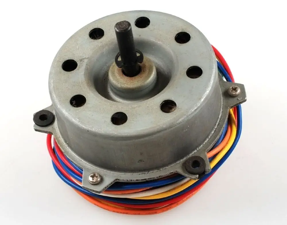Ventilatormotor mit mehrfarbigen Anschlusskabeln, montierbar und geeignet für die Verwendung in Klimaanlagen, gefertigt von Remko.
