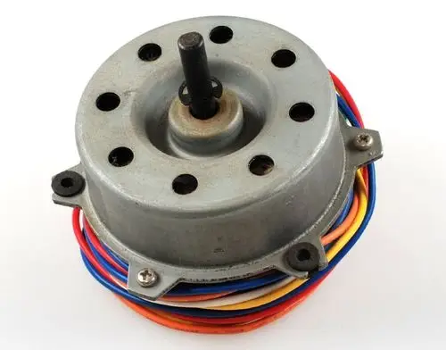 Ventilatormotor mit mehrfarbigen Anschlusskabeln, montierbar und geeignet für die Verwendung in Klimaanlagen, gefertigt von Remko.