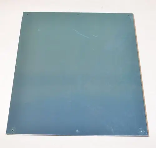 Ein flaches Bedienpaneel aus Edelstahl mit einer glatten Oberfläche, auf die zwei Löcher oben und zwei Löcher unten zur Befestigung angebracht sind, von der Marke Remko.