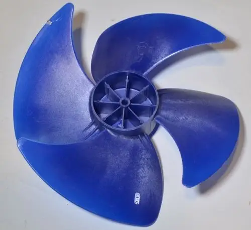 Blaues Ventilatorblatt von Remko mit vier Flügeln, mittlerer Aufnahmepunkt sichtbar, für Kühl- oder Heizsysteme verwendet.