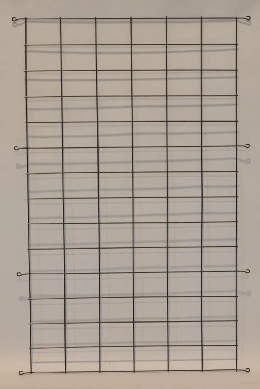 Schwarzes Schutzgitter mit horizontalen und vertikalen Drähten, montierbar, eignet sich für den Einsatz im Bereich der verflüssigungsrelevanten Technik, von der Marke Remko.