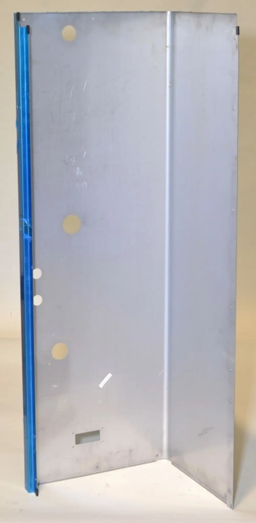 Seitenpaneel aus Edelstahl mit blauer Kante und mehreren Bohrungen, präsentiert von Remko. Eignet sich für industrielle Anwendungen.