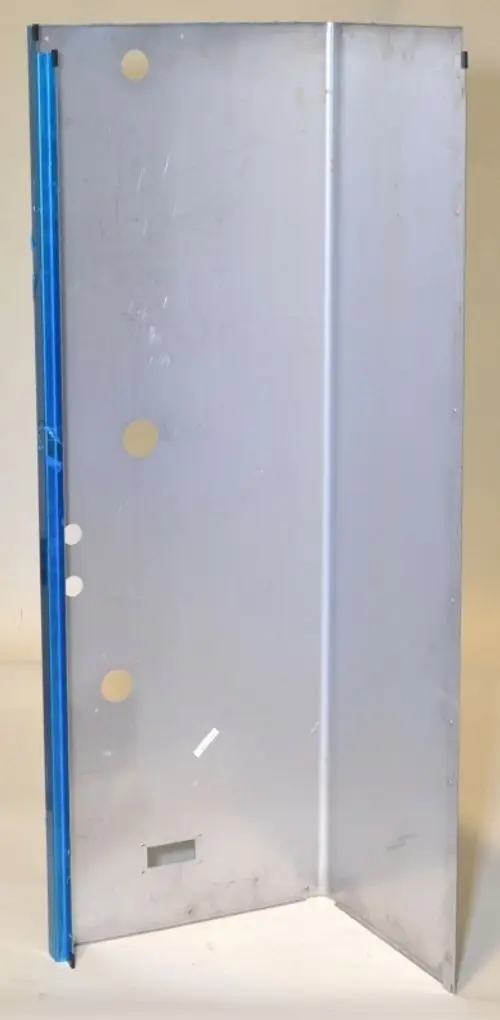 Seitenpaneel aus Edelstahl mit blauer Kante und mehreren Bohrungen, präsentiert von Remko. Eignet sich für industrielle Anwendungen.