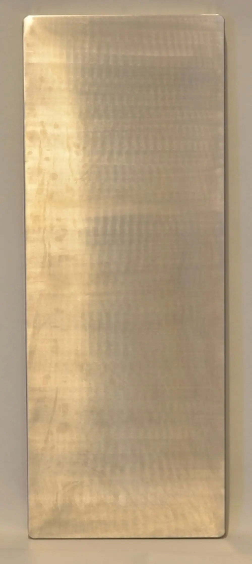 Edelstahlplatte mit glatter Oberfläche, montiert an einer Wand. Produkt von Remko, möglicherweise als Bestandteil eines Dachpaneels verwendet.