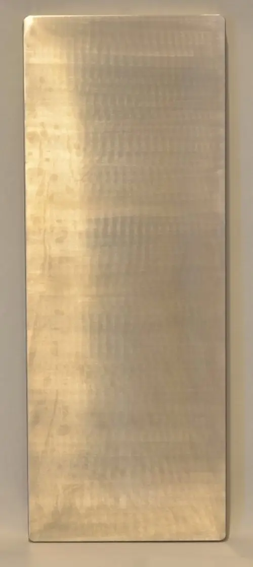Edelstahlplatte mit glatter Oberfläche, montiert an einer Wand. Produkt von Remko, möglicherweise als Bestandteil eines Dachpaneels verwendet.