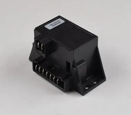 Schwarzes Steuergerät von Remko mit mehreren Anschlussklemmen, geeignet für die Steuerung von elektrischen Systemen. Klar strukturierte Bauweise.