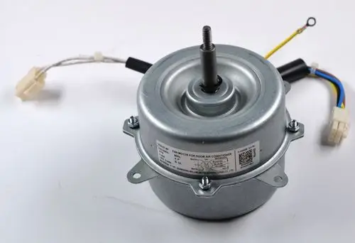 Remko Ventilatormotor mit metallischem Gehäuse, ausgestattet mit Kabeln für elektrische Anschlüsse und einer zentralen Achse zur Befestigung an einem Gerät.