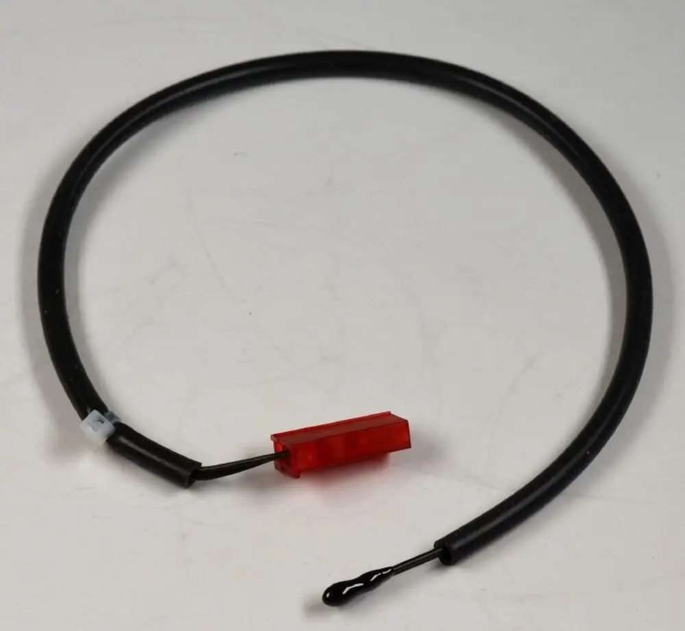 Kabel mit rotem Stecker und schwarzem Mantel, wahrscheinlich ein Sensor von Remko, der zur Überwachung von Luftaustritt eingesetzt wird.