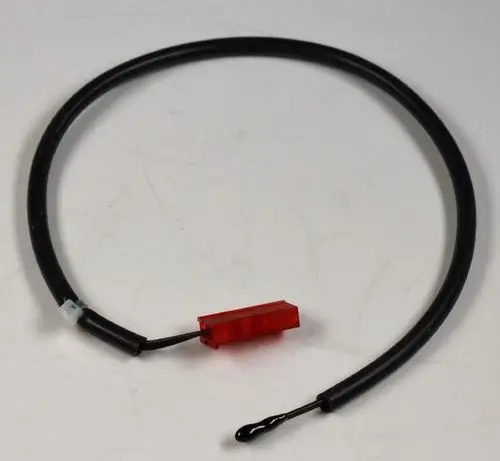 Kabel mit rotem Stecker und schwarzem Mantel, wahrscheinlich ein Sensor von Remko, der zur Überwachung von Luftaustritt eingesetzt wird.