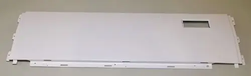 Weiße Frontplatte von Remko, flach und rechteckig, mit einem kleinen Ausschnitt. Eignet sich als Ersatzteil für bestimmte Geräte.