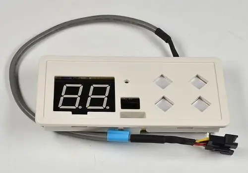 Anzeigeplatine mit digitaler Anzeige und mehreren Tasten, verbunden mit einem Kabel. Herkunft vermutlich von Remko.