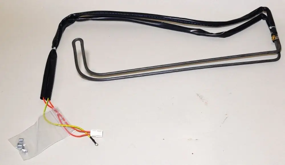 Heizungselement mit gebogenen Metallrohren und Kabelanschlüssen, geeignet für die Verwendung in Kondensatwannen, hergestellt von Remko.