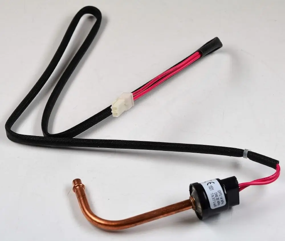 Niederdruckschalter von Remko mit kupfernem Rohr und elektrischen Anschlüssen. Kabel mit schwarzer und roter Ummantelung für elektrische Verbindung.
