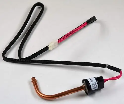 Niederdruckschalter von Remko mit kupfernem Rohr und elektrischen Anschlüssen. Kabel mit schwarzer und roter Ummantelung für elektrische Verbindung.