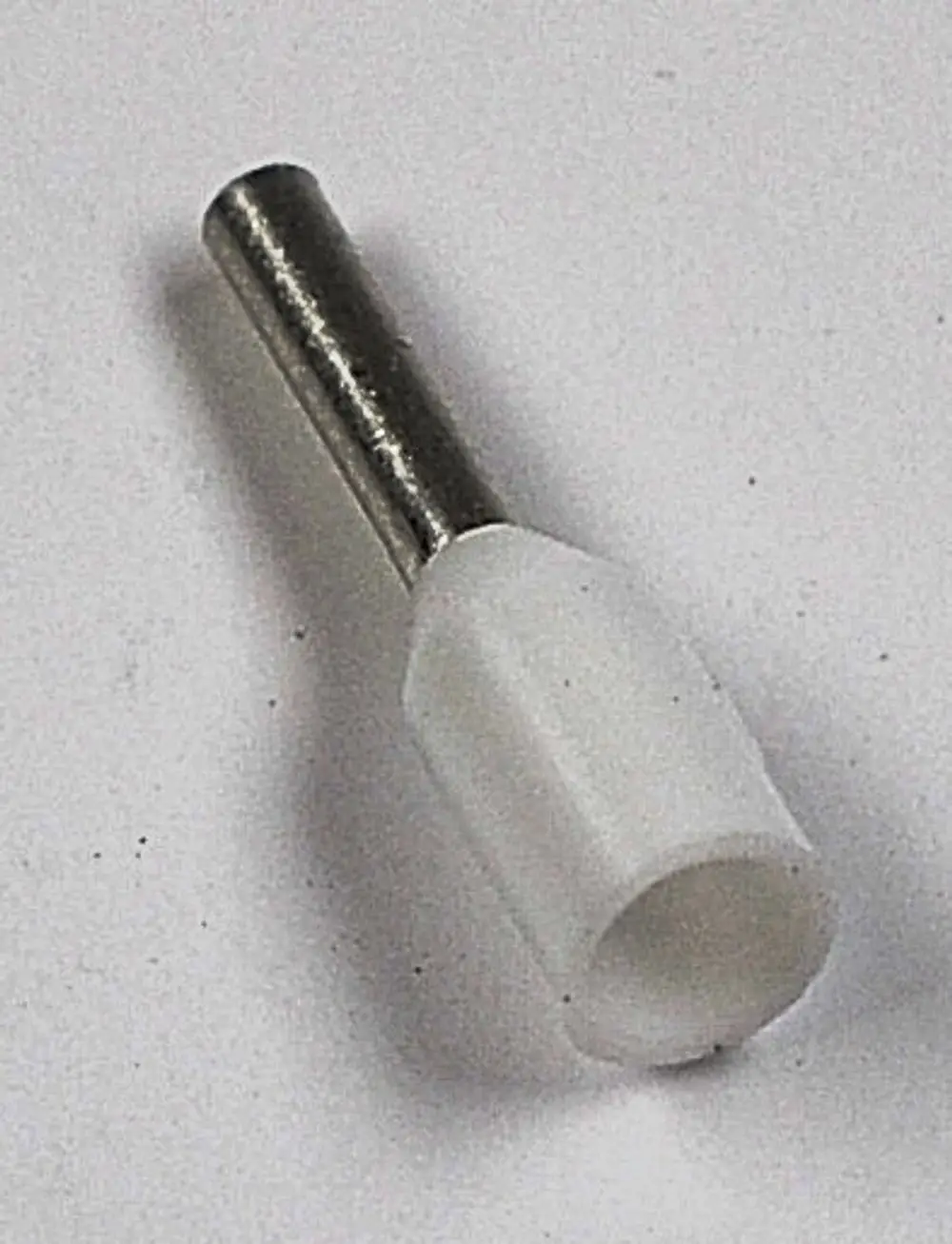 Aderendhülse in weißer Farbe mit einem metallischen Stecker, geeignet für elektrische Verbindungen. Produkt von Remko.