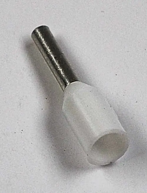 Aderendhülse in weißer Farbe mit einem metallischen Stecker, geeignet für elektrische Verbindungen. Produkt von Remko.
