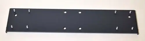 Schwarze Metallplatte von Remko mit mehreren Bohrungen und Schraubenstiften zur Befestigung, geeignet für Lenkrollen.