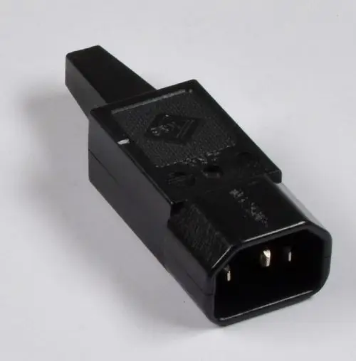 Schwarzer Stecker mit drei Pins, verwendet in Verbindung mit elektrischen Geräten, möglicherweise für eine Kondensatpumpe von Remko.