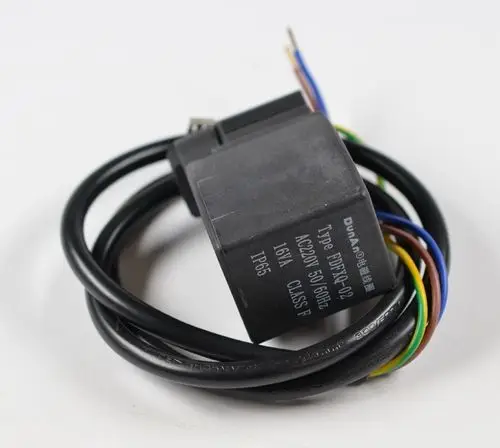 Schwarze Spule mit elektrischen Anschlüssen und mehreren Kabeln. Produkt von Remko, geeignet für den Einsatz in Magnetventilen.