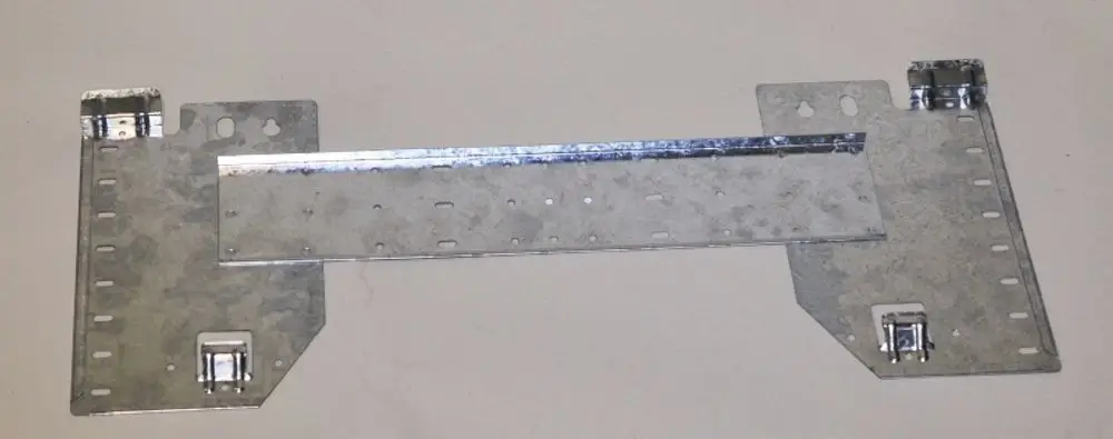 Metallische Halterung von Remko, bestehend aus zwei Seitenteilen und einer zentralen Halteschiene. Geeignet zur Wandmontage, zeigt mehrere Befestigungsmöglichkeiten.