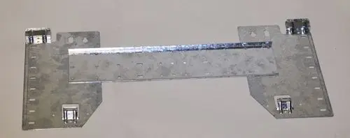 Metallische Halterung von Remko, bestehend aus zwei Seitenteilen und einer zentralen Halteschiene. Geeignet zur Wandmontage, zeigt mehrere Befestigungsmöglichkeiten.