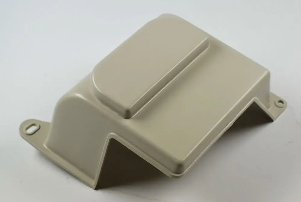Abdeckung in hellbeige mit einer erhobenen Fläche. Befestigungsmöglichkeiten an den Seiten sichtbar. Produkt von Remko, geeignet für Serviceanschlüsse.