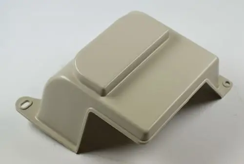 Abdeckung in hellbeige mit einer erhobenen Fläche. Befestigungsmöglichkeiten an den Seiten sichtbar. Produkt von Remko, geeignet für Serviceanschlüsse.