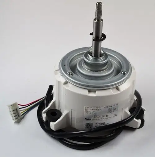 DC-Motor von Remko mit vier Anschlusskabeln, metallischer Achse und Kunststoffgehäuse, geeignet für Anwendungen in Ventilatoren und ähnlichen Geräten.