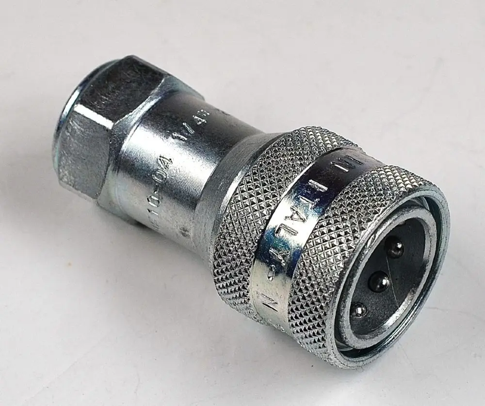 Metallische Schnellkupplung von Remko, mit Anschluss und rutschfester Oberfläche, geeignet für verschiedene Anwendungen im Bereich der Flüssigkeits- und Gasleitungen.